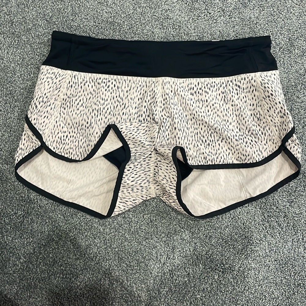 Lululemon Speed Up Shorts Womens Size 4 Beige Black Print